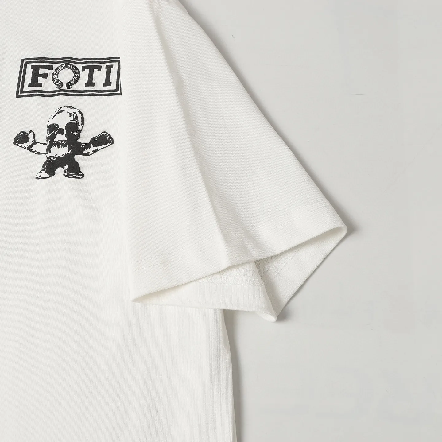 🅿️170 CHORME HEARTS CH FOTI co-branded skull short-sleeved T-shirt. The original version was purchased at a New York counter for NT$4,000. It is custom-made with 230g pure cotton fabric with the same zp. The printing is made of film opening and screen printing. In order to achieve the same consistency as the original version, the nine-square grid skull on the back was individually debugged seven times on the film version. The original loose version has not been cut, and the details of customized accessories are Size: XS-L